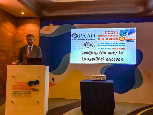 Dr. Roberto Gallego-Pinazo giving his talk after receiving the Fernando Arévalo Young Ophthalmologist Award